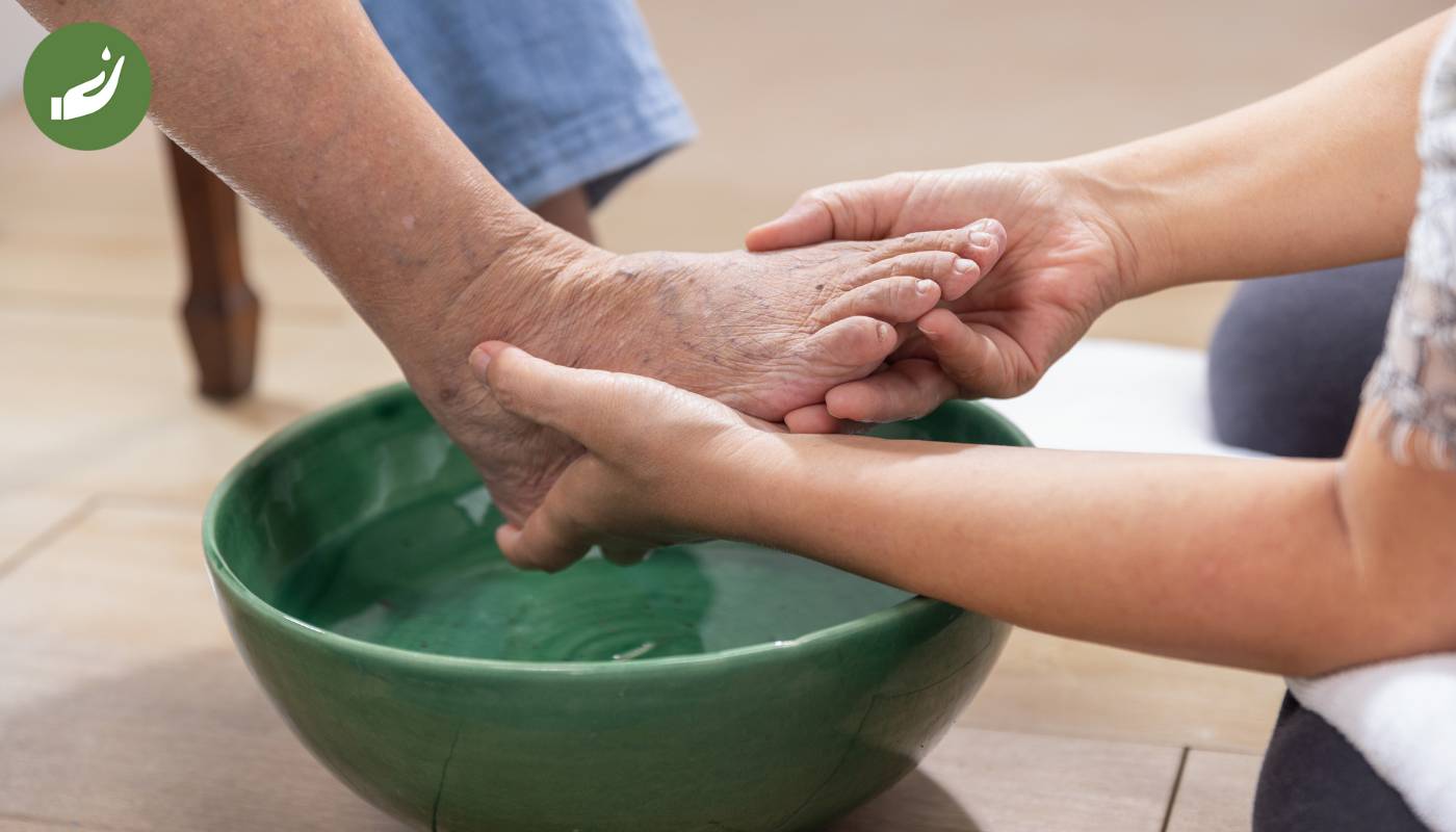 Sử dụng tinh dầu cho người cao tuổi để massage